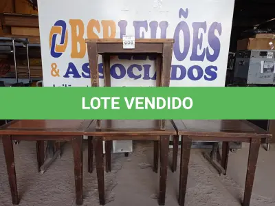 LOTE 006 - 04 MESAS EM MADEIRA MEDINDO 80X80CM. (NO ESTADO, NÃO SABEMOS SE FUNCIONA. LEILÃO NÃO TEM GARANTIA E NEM DEVOLUÇÃO).