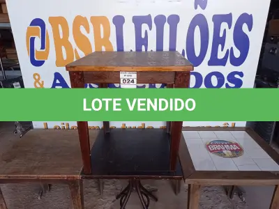 LOTE 024 - 04 MESAS DE MADEIRA, SENDO 01 COM AZULEJO. (NO ESTADO, NÃO SABEMOS SE FUNCIONA. LEILÃO NÃO TEM GARANTIA E NEM DEVOLUÇÃO).