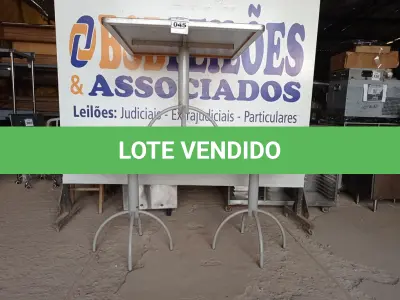 LOTE 045 - 03 MESAS COM TAMPO DE MADEIRAS E PÉS DE FERRO MEDINDO 90CMX90CM. (NO ESTADO, NÃO SABEMOS SE FUNCIONA. LEILÃO NÃO TEM GARANTIA E NEM DEVOLUÇÃO).