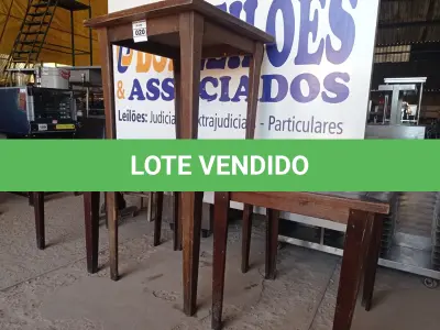 LOTE 020 - 04 MESAS EM MADEIRA MEDINDO 80X80CM. (NO ESTADO, NÃO SABEMOS SE FUNCIONA. LEILÃO NÃO TEM GARANTIA E NEM DEVOLUÇÃO).