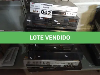 LOTE 042 - 02 CASSETES DECK, 02 APARELHOS DE DVD E 01 APARELHO DE SOM MARCA NATIONAL. (NO ESTADO) ATENÇÃO! FAZER A VISITAÇÃO ANTES DE ARREMATAR, NÃO SABEMOS SE FUNCIONA. LEILÃO NÃO TEM GARANTIA E NEM DEVOLUÇÃO, SUJEITO A POSSÍVEIS AVARIAS VISÍVEIS/OCULTAS E/OU AUSÊNCIA DE COMPONENTES.