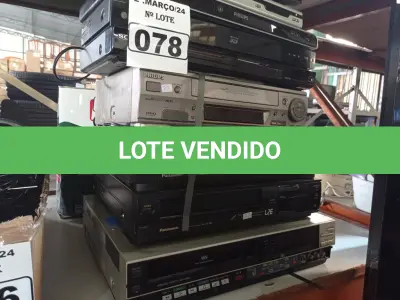 LOTE 078 - 04 VIDEOCASSETES E 05 APARELHOS DE DVD MARCAS E MODELOS DIVERSOS PARA RETIRADA DE PEÇAS. (NO ESTADO) ATENÇÃO! FAZER A VISITAÇÃO ANTES DE ARREMATAR, NÃO SABEMOS SE FUNCIONA. LEILÃO NÃO TEM GARANTIA E NEM DEVOLUÇÃO, SUJEITO A POSSÍVEIS AVARIAS VISÍVEIS/OCULTAS E/OU AUSÊNCIA DE COMPONENTES.