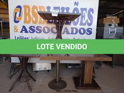 LOTE 015 - 04 MESAS DE MADEIRA SENDO 01 COM PÉS DE FERRO MEDIDAS VARIADAS. (NO ESTADO, NÃO SABEMOS SE FUNCIONA. LEILÃO NÃO TEM GARANTIA E NEM DEVOLUÇÃO).