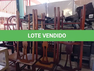 LOTE 553 - 08 CADEIRAS EM MADEIRA COM ASSENTO ALMOFADADO (NO ESTADO) ATENÇÃO! FAZER A VISITAÇÃO ANTES DE ARREMATAR, NÃO SABEMOS SE FUNCIONA. LEILÃO NÃO TEM GARANTIA E NEM DEVOLUÇÃO, SUJEITO A POSSÍVEIS AVARIAS VISÍVEIS/OCULTAS E/OU AUSÊNCIA DE COMPONENTES.