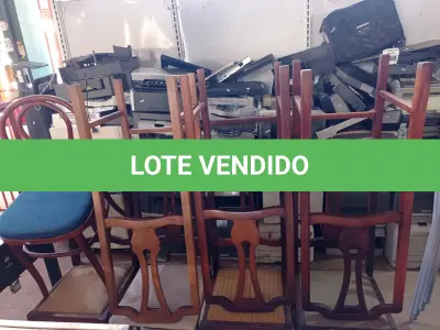 LOTE 553 - 08 CADEIRAS EM MADEIRA COM ASSENTO ALMOFADADO (NO ESTADO) ATENÇÃO! FAZER A VISITAÇÃO ANTES DE ARREMATAR, NÃO SABEMOS SE FUNCIONA. LEILÃO NÃO TEM GARANTIA E NEM DEVOLUÇÃO, SUJEITO A POSSÍVEIS AVARIAS VISÍVEIS/OCULTAS E/OU AUSÊNCIA DE COMPONENTES.