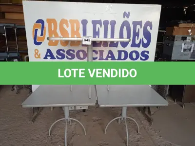 LOTE 045 - 03 MESAS COM TAMPO DE MADEIRAS E PÉS DE FERRO MEDINDO 90CMX90CM. (NO ESTADO, NÃO SABEMOS SE FUNCIONA. LEILÃO NÃO TEM GARANTIA E NEM DEVOLUÇÃO).