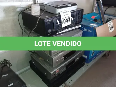 LOTE 043 - 04 VIDEOCASSETES, 02 APARELHOS DE DVD E 01 CASSETE DECK. (NO ESTADO) ATENÇÃO! FAZER A VISITAÇÃO ANTES DE ARREMATAR, NÃO SABEMOS SE FUNCIONA. LEILÃO NÃO TEM GARANTIA E NEM DEVOLUÇÃO, SUJEITO A POSSÍVEIS AVARIAS VISÍVEIS/OCULTAS E/OU AUSÊNCIA DE COMPONENTES.