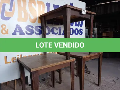 LOTE 001 - 03 MESAS EM MADEIRA MEDINDO 80X80CM. (NO ESTADO, NÃO SABEMOS SE FUNCIONA. LEILÃO NÃO TEM GARANTIA E NEM DEVOLUÇÃO).