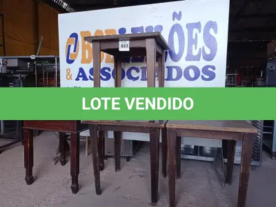 LOTE 023 - 04 MESAS EM MADEIRA MEDINDO 80X80CM. (NO ESTADO, NÃO SABEMOS SE FUNCIONA. LEILÃO NÃO TEM GARANTIA E NEM DEVOLUÇÃO).