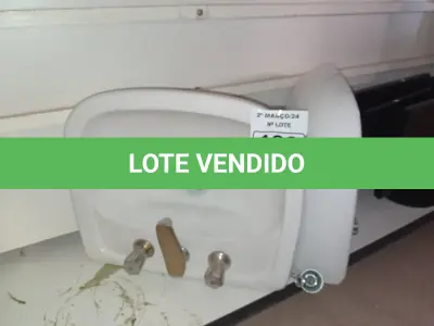 LOTE 166 - 02 CUBAS PARA LAVATÓRIO COM TORNEIRAS DE METAL COM ACIONAMENTO DUPLO. (NO ESTADO) ATENÇÃO! FAZER A VISITAÇÃO ANTES DE ARREMATAR, NÃO SABEMOS SE FUNCIONA. LEILÃO NÃO TEM GARANTIA E NEM DEVOLUÇÃO, SUJEITO A POSSÍVEIS AVARIAS VISÍVEIS/OCULTAS E/OU AUSÊNCIA DE COMPONENTES.
