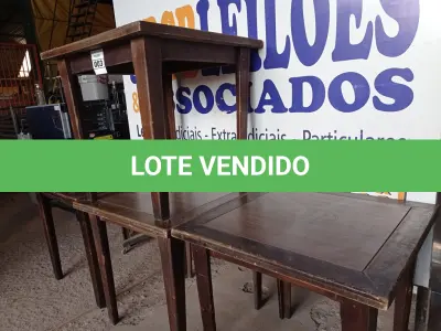 LOTE 003 - 04 MESAS EM MADEIRA MEDINDO 80X80CM. (NO ESTADO, NÃO SABEMOS SE FUNCIONA. LEILÃO NÃO TEM GARANTIA E NEM DEVOLUÇÃO).