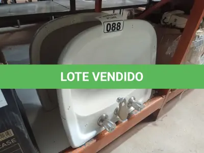 LOTE 088 - 02 CUBAS PARA LAVATÓRIO COM TORNEIRAS DE METAL COM ACIONAMENTO DUPLO. (NO ESTADO) ATENÇÃO! FAZER A VISITAÇÃO ANTES DE ARREMATAR, NÃO SABEMOS SE FUNCIONA. LEILÃO NÃO TEM GARANTIA E NEM DEVOLUÇÃO, SUJEITO A POSSÍVEIS AVARIAS VISÍVEIS/OCULTAS E/OU AUSÊNCIA DE COMPONENTES.
