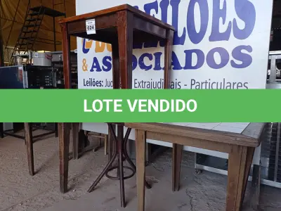 LOTE 024 - 04 MESAS DE MADEIRA, SENDO 01 COM AZULEJO. (NO ESTADO, NÃO SABEMOS SE FUNCIONA. LEILÃO NÃO TEM GARANTIA E NEM DEVOLUÇÃO).