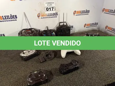 LOTE 017 - 01 LOTE COM CONTROLES DIVERSOS. (NO ESTADO) ATENÇÃO! FAZER A VISITAÇÃO ANTES DE ARREMATAR, NÃO SABEMOS SE FUNCIONA. LEILÃO NÃO TEM GARANTIA E NEM DEVOLUÇÃO, SUJEITO A POSSÍVEIS AVARIAS VISÍVEIS/OCULTAS E/OU AUSÊNCIA DE COMPONENTES.