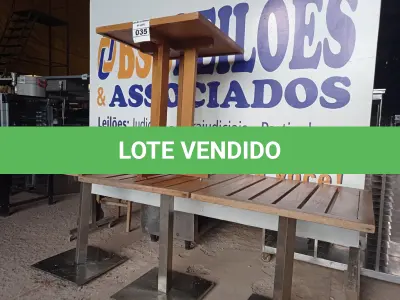 LOTE 035 - 03 MESAS COM TAMPO EM MADEIRA E PÉS DE FERRO 70CMX70CM, SENDO 01SEM O TAMPO. (NO ESTADO, NÃO SABEMOS SE FUNCIONA. LEILÃO NÃO TEM GARANTIA E NEM DEVOLUÇÃO).