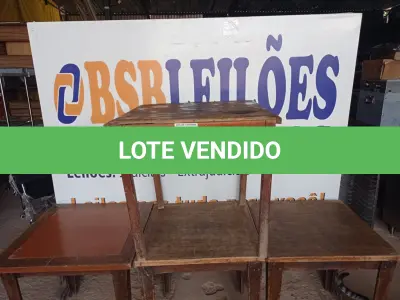 LOTE 037 - 04 MESAS DE MADEIRA MEDINDO 80CMX80CM. (NO ESTADO, NÃO SABEMOS SE FUNCIONA. LEILÃO NÃO TEM GARANTIA E NEM DEVOLUÇÃO).