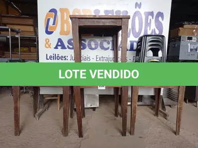 LOTE 036 - 04 MESAS EM MADEIRA MEDINDO 80CMX80CM COM 04 BANQUETAS DE PLÁSTICO. (NO ESTADO, NÃO SABEMOS SE FUNCIONA. LEILÃO NÃO TEM GARANTIA E NEM DEVOLUÇÃO).