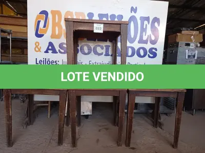 LOTE 022 - 04 MESAS EM MADEIRA MEDINDO 80X80CM. (NO ESTADO, NÃO SABEMOS SE FUNCIONA. LEILÃO NÃO TEM GARANTIA E NEM DEVOLUÇÃO).