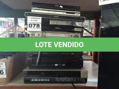LOTE 078 - 04 VIDEOCASSETES E 05 APARELHOS DE DVD MARCAS E MODELOS DIVERSOS PARA RETIRADA DE PEÇAS. (NO ESTADO) ATENÇÃO! FAZER A VISITAÇÃO ANTES DE ARREMATAR, NÃO SABEMOS SE FUNCIONA. LEILÃO NÃO TEM GARANTIA E NEM DEVOLUÇÃO, SUJEITO A POSSÍVEIS AVARIAS VISÍVEIS/OCULTAS E/OU AUSÊNCIA DE COMPONENTES.