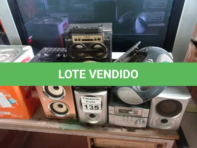 LOTE 135 - 01 TECLADO MUSICAL E 04 APARELHOS DE SOM MARCAS E MODELOS DIVERSOS. (NO ESTADO) ATENÇÃO! FAZER A VISITAÇÃO ANTES DE ARREMATAR, NÃO SABEMOS SE FUNCIONA. LEILÃO NÃO TEM GARANTIA E NEM DEVOLUÇÃO, SUJEITO A POSSÍVEIS AVARIAS VISÍVEIS/OCULTAS E/OU AUSÊNCIA DE COMPONENTES.