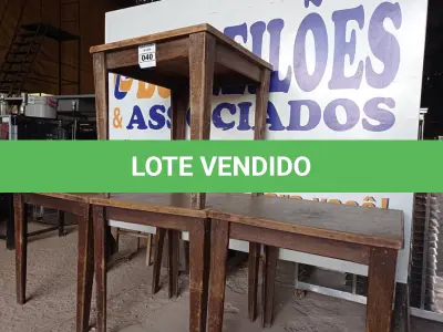 LOTE 040 - 04 MESAS DE MADEIRA MEDINDO 80CMX80CM. (NO ESTADO, NÃO SABEMOS SE FUNCIONA. LEILÃO NÃO TEM GARANTIA E NEM DEVOLUÇÃO).