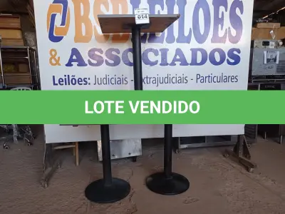 LOTE 014 - 03 MESAS DE MADEIRA COM PÉS DE FERRO MEDIDAS VARIADAS. (NO ESTADO, NÃO SABEMOS SE FUNCIONA. LEILÃO NÃO TEM GARANTIA E NEM DEVOLUÇÃO).