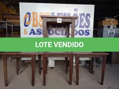 LOTE 039 - 04 MESAS DE MADEIRA MEDINDO 80CMX80CM. (NO ESTADO, NÃO SABEMOS SE FUNCIONA. LEILÃO NÃO TEM GARANTIA E NEM DEVOLUÇÃO).