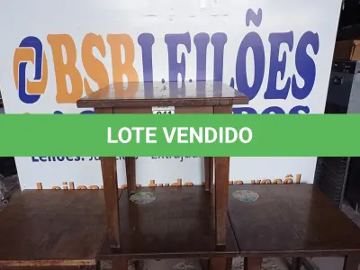 LOTE 041 - 04 MESAS DE MADEIRA MEDINDO 80CMX80CM. (NO ESTADO, NÃO SABEMOS SE FUNCIONA. LEILÃO NÃO TEM GARANTIA E NEM DEVOLUÇÃO).