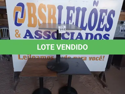 LOTE 014 - 03 MESAS DE MADEIRA COM PÉS DE FERRO MEDIDAS VARIADAS. (NO ESTADO, NÃO SABEMOS SE FUNCIONA. LEILÃO NÃO TEM GARANTIA E NEM DEVOLUÇÃO).