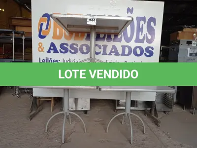 LOTE 044 - 03 MESAS COM TAMPO DE MADEIRAS E PÉS DE FERRO MEDINDO 90CMX90CM. (NO ESTADO, NÃO SABEMOS SE FUNCIONA. LEILÃO NÃO TEM GARANTIA E NEM DEVOLUÇÃO).