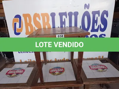 LOTE 038 - 04 MESAS DE MADEIRA, SENDO 03 COM TAMPO DE AZULEJO MEDINDO 80CMX80CM. (NO ESTADO, NÃO SABEMOS SE FUNCIONA. LEILÃO NÃO TEM GARANTIA E NEM DEVOLUÇÃO).