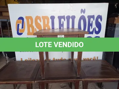 LOTE 039 - 04 MESAS DE MADEIRA MEDINDO 80CMX80CM. (NO ESTADO, NÃO SABEMOS SE FUNCIONA. LEILÃO NÃO TEM GARANTIA E NEM DEVOLUÇÃO).