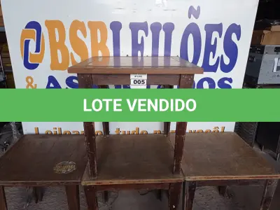 LOTE 005 - 04 MESAS EM MADEIRA MEDINDO 80X80CM. (NO ESTADO, NÃO SABEMOS SE FUNCIONA. LEILÃO NÃO TEM GARANTIA E NEM DEVOLUÇÃO).