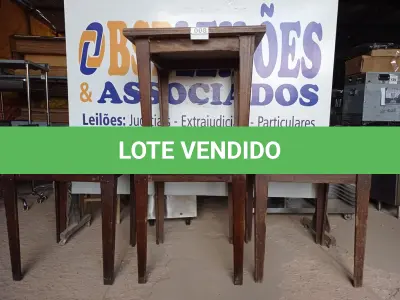 LOTE 008 - 04 MESAS EM MADEIRA MEDINDO 80X80CM. (NO ESTADO, NÃO SABEMOS SE FUNCIONA. LEILÃO NÃO TEM GARANTIA E NEM DEVOLUÇÃO).
