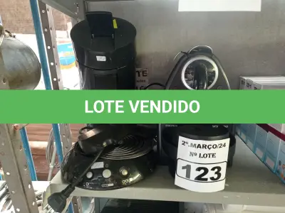 LOTE 123 - 02 CAFETEIRAS MARCAS E MODELOS DIVERSOS. (NO ESTADO) ATENÇÃO! FAZER A VISITAÇÃO ANTES DE ARREMATAR, NÃO SABEMOS SE FUNCIONA. LEILÃO NÃO TEM GARANTIA E NEM DEVOLUÇÃO, SUJEITO A POSSÍVEIS AVARIAS VISÍVEIS/OCULTAS E/OU AUSÊNCIA DE COMPONENTES.