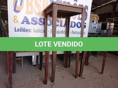 LOTE 021 - 04 MESAS EM MADEIRA MEDINDO 80X80CM. (NO ESTADO, NÃO SABEMOS SE FUNCIONA. LEILÃO NÃO TEM GARANTIA E NEM DEVOLUÇÃO).