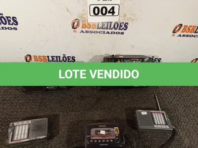 LOTE 004 - 01 WALKMAN E 04 RÁDIOS MARCAS E MODELOS DIVERSOS. (NO ESTADO) ATENÇÃO! FAZER A VISITAÇÃO ANTES DE ARREMATAR, NÃO SABEMOS SE FUNCIONA. LEILÃO NÃO TEM GARANTIA E NEM DEVOLUÇÃO, SUJEITO A POSSÍVEIS AVARIAS VISÍVEIS/OCULTAS E/OU AUSÊNCIA DE COMPONENTES.
