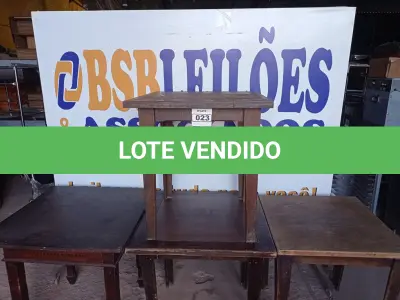 LOTE 023 - 04 MESAS EM MADEIRA MEDINDO 80X80CM. (NO ESTADO, NÃO SABEMOS SE FUNCIONA. LEILÃO NÃO TEM GARANTIA E NEM DEVOLUÇÃO).