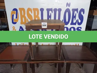 LOTE 006 - 04 MESAS EM MADEIRA MEDINDO 80X80CM. (NO ESTADO, NÃO SABEMOS SE FUNCIONA. LEILÃO NÃO TEM GARANTIA E NEM DEVOLUÇÃO).