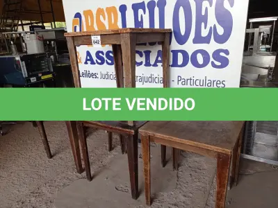 LOTE 042 - 04 MESAS DE MADEIRA MEDINDO 80CMX80CM. (NO ESTADO, NÃO SABEMOS SE FUNCIONA. LEILÃO NÃO TEM GARANTIA E NEM DEVOLUÇÃO).