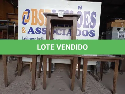 LOTE 043 - 04 MESAS DE MADEIRA, SENDO 03 COM TAMPO DE AZULEJO MEDINDO 80CMX80CM. (NO ESTADO, NÃO SABEMOS SE FUNCIONA. LEILÃO NÃO TEM GARANTIA E NEM DEVOLUÇÃO).