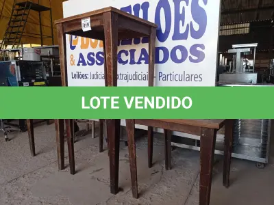 LOTE 019 - 04 MESAS EM MADEIRA MEDINDO 80X80CM. (NO ESTADO, NÃO SABEMOS SE FUNCIONA. LEILÃO NÃO TEM GARANTIA E NEM DEVOLUÇÃO).