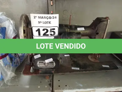 LOTE 125 - 01 MÁQUINA DE COSTURA ANTIGA. (NO ESTADO) ATENÇÃO! FAZER A VISITAÇÃO ANTES DE ARREMATAR, NÃO SABEMOS SE FUNCIONA. LEILÃO NÃO TEM GARANTIA E NEM DEVOLUÇÃO, SUJEITO A POSSÍVEIS AVARIAS VISÍVEIS/OCULTAS E/OU AUSÊNCIA DE COMPONENTES.