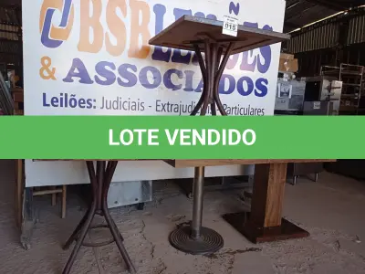 LOTE 015 - 04 MESAS DE MADEIRA SENDO 01 COM PÉS DE FERRO MEDIDAS VARIADAS. (NO ESTADO, NÃO SABEMOS SE FUNCIONA. LEILÃO NÃO TEM GARANTIA E NEM DEVOLUÇÃO).