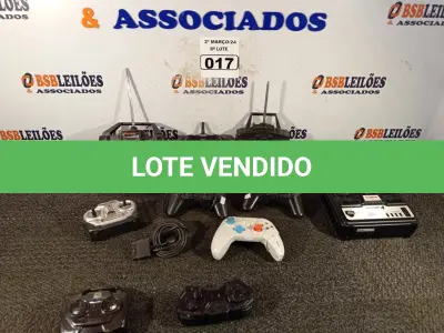 LOTE 017 - 01 LOTE COM CONTROLES DIVERSOS. (NO ESTADO) ATENÇÃO! FAZER A VISITAÇÃO ANTES DE ARREMATAR, NÃO SABEMOS SE FUNCIONA. LEILÃO NÃO TEM GARANTIA E NEM DEVOLUÇÃO, SUJEITO A POSSÍVEIS AVARIAS VISÍVEIS/OCULTAS E/OU AUSÊNCIA DE COMPONENTES.