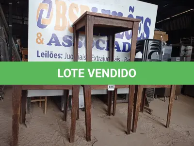 LOTE 036 - 04 MESAS EM MADEIRA MEDINDO 80CMX80CM COM 04 BANQUETAS DE PLÁSTICO. (NO ESTADO, NÃO SABEMOS SE FUNCIONA. LEILÃO NÃO TEM GARANTIA E NEM DEVOLUÇÃO).