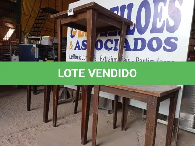 LOTE 008 - 04 MESAS EM MADEIRA MEDINDO 80X80CM. (NO ESTADO, NÃO SABEMOS SE FUNCIONA. LEILÃO NÃO TEM GARANTIA E NEM DEVOLUÇÃO).
