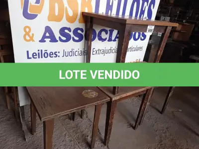 LOTE 005 - 04 MESAS EM MADEIRA MEDINDO 80X80CM. (NO ESTADO, NÃO SABEMOS SE FUNCIONA. LEILÃO NÃO TEM GARANTIA E NEM DEVOLUÇÃO).