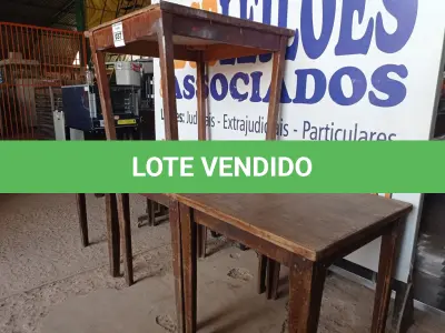 LOTE 037 - 04 MESAS DE MADEIRA MEDINDO 80CMX80CM. (NO ESTADO, NÃO SABEMOS SE FUNCIONA. LEILÃO NÃO TEM GARANTIA E NEM DEVOLUÇÃO).