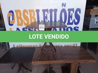 LOTE 015 - 04 MESAS DE MADEIRA SENDO 01 COM PÉS DE FERRO MEDIDAS VARIADAS. (NO ESTADO, NÃO SABEMOS SE FUNCIONA. LEILÃO NÃO TEM GARANTIA E NEM DEVOLUÇÃO).